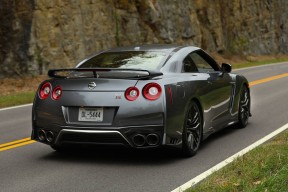 leyu乐鱼-张伟丽与训练师合照展示团队力量，张伟丽 训练