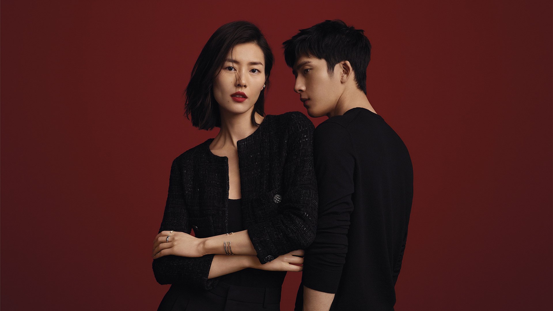 “高新体育中心网球赛：选手突破极限，赛场紧张刺激”